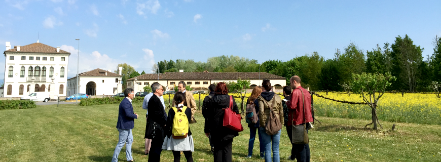 Studenti in visita ai giardini di Benetton Group realizzati da Dal Ben Giardini